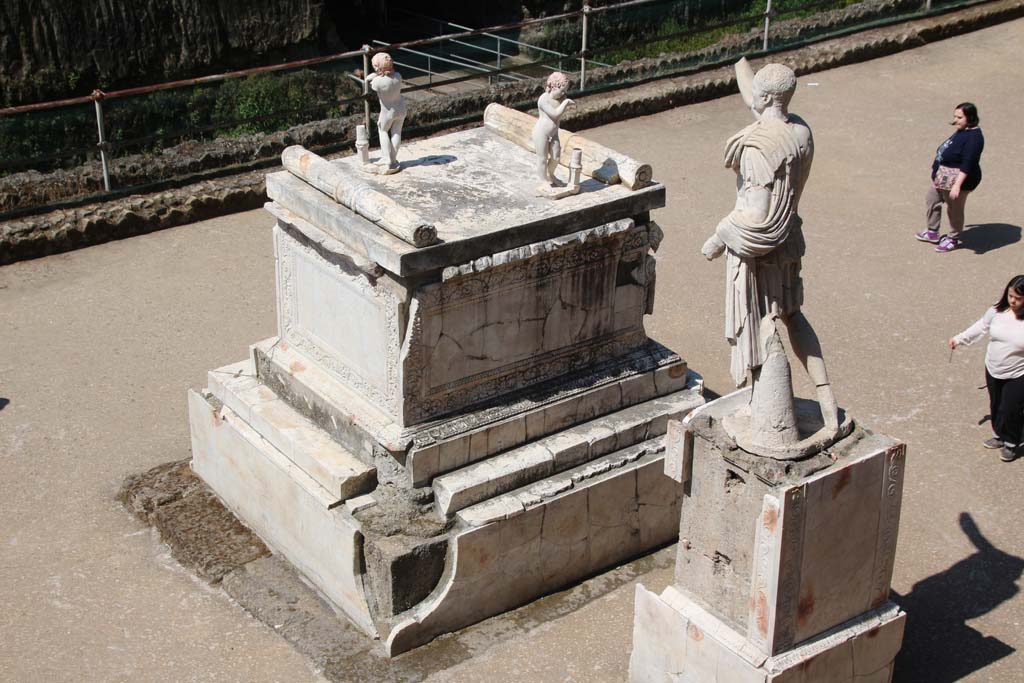 Herculaneum, April 2014.
Memorial altar to Marcus Nonius Balbus together with a plaster-cast of his breast-plated statue, on the right.
Photo courtesy of Klaus Heese.